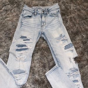 American Eagle Light Wash Demin Skinny Jeans. holes on front and back. 00